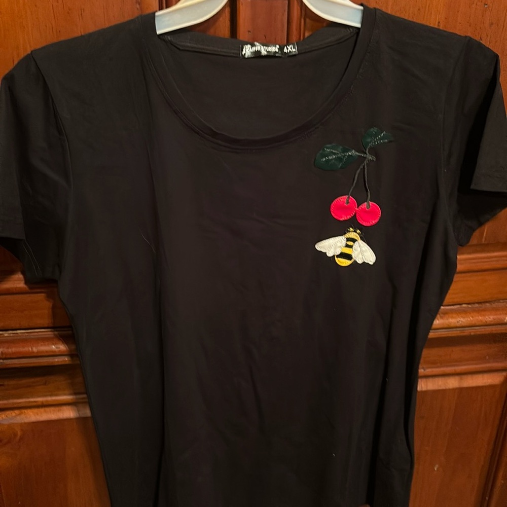 Ladies XL black tshirt with bee and cherry appliqué